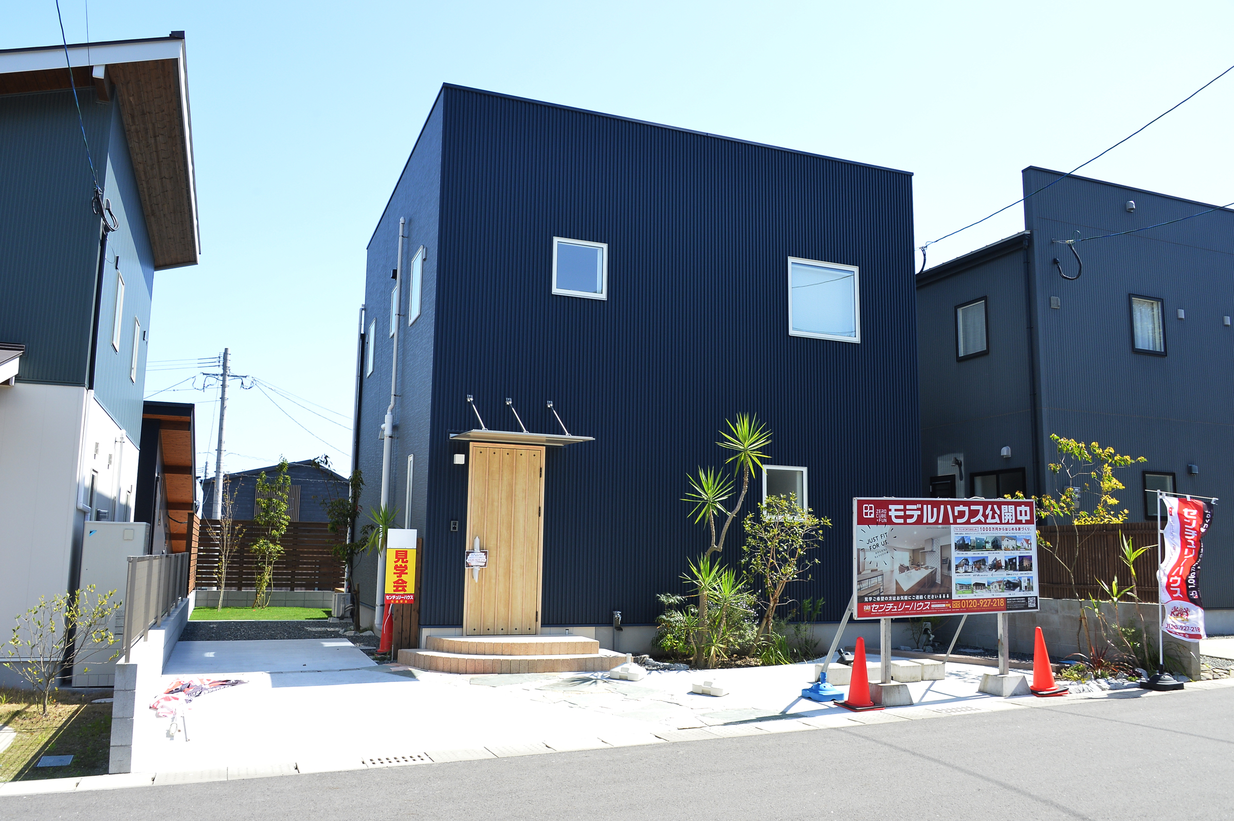 センチュリーハウス本店｜吹き抜けの高窓から光を落とす大空間